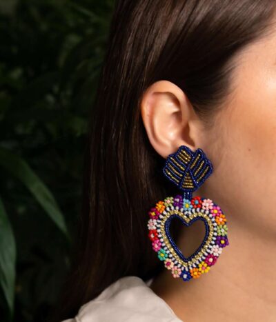 Corazón de Colores Oorbellen: Handgemaakt met groene, rode, gele en blauwe chaquira kralen in de vorm van een hart omringd door bloemen.