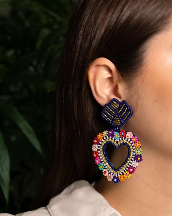 Corazón de Colores Oorbellen: Handgemaakt met groene, rode, gele en blauwe chaquira kralen in de vorm van een hart omringd door bloemen.